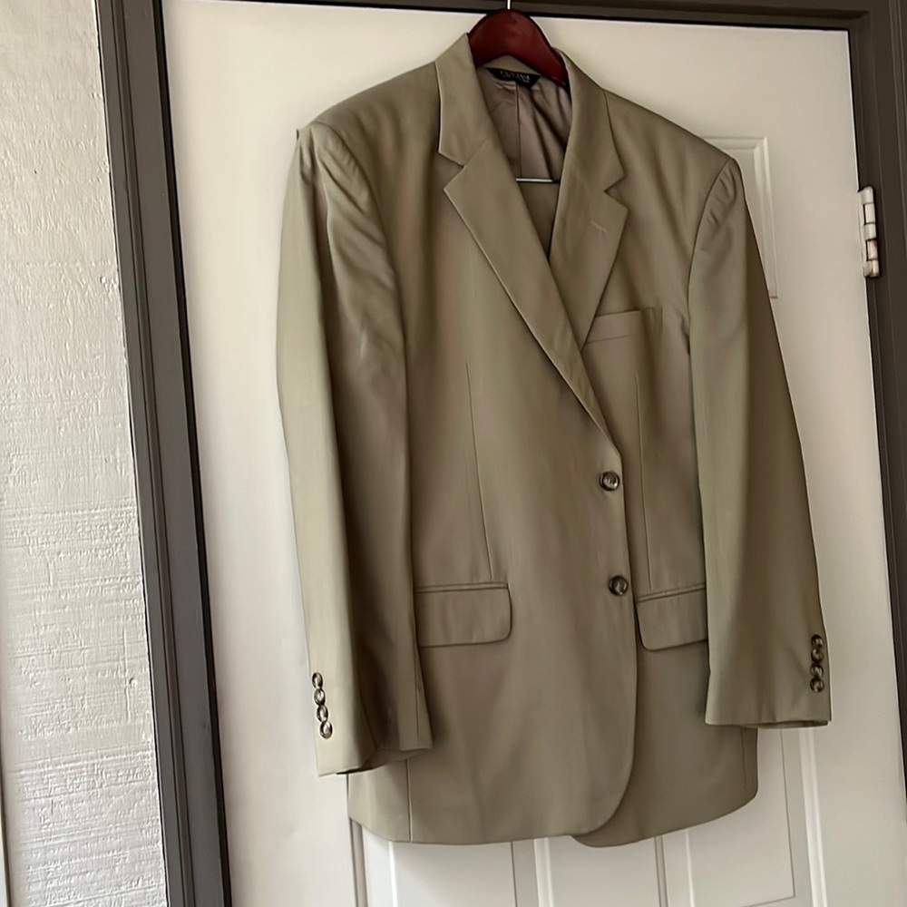 Jos A Bank size 44s 38Wx30/32 inseam khaki 2pc s suit with pleated pants & cuffs